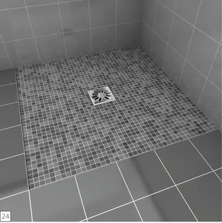 24. Montage abschließen. Fertig geflieste bodengleiche Dusche mit Mosaikfliesen und zentraler Punktentwässerung mit eingesetzter Ablaufabdeckung.