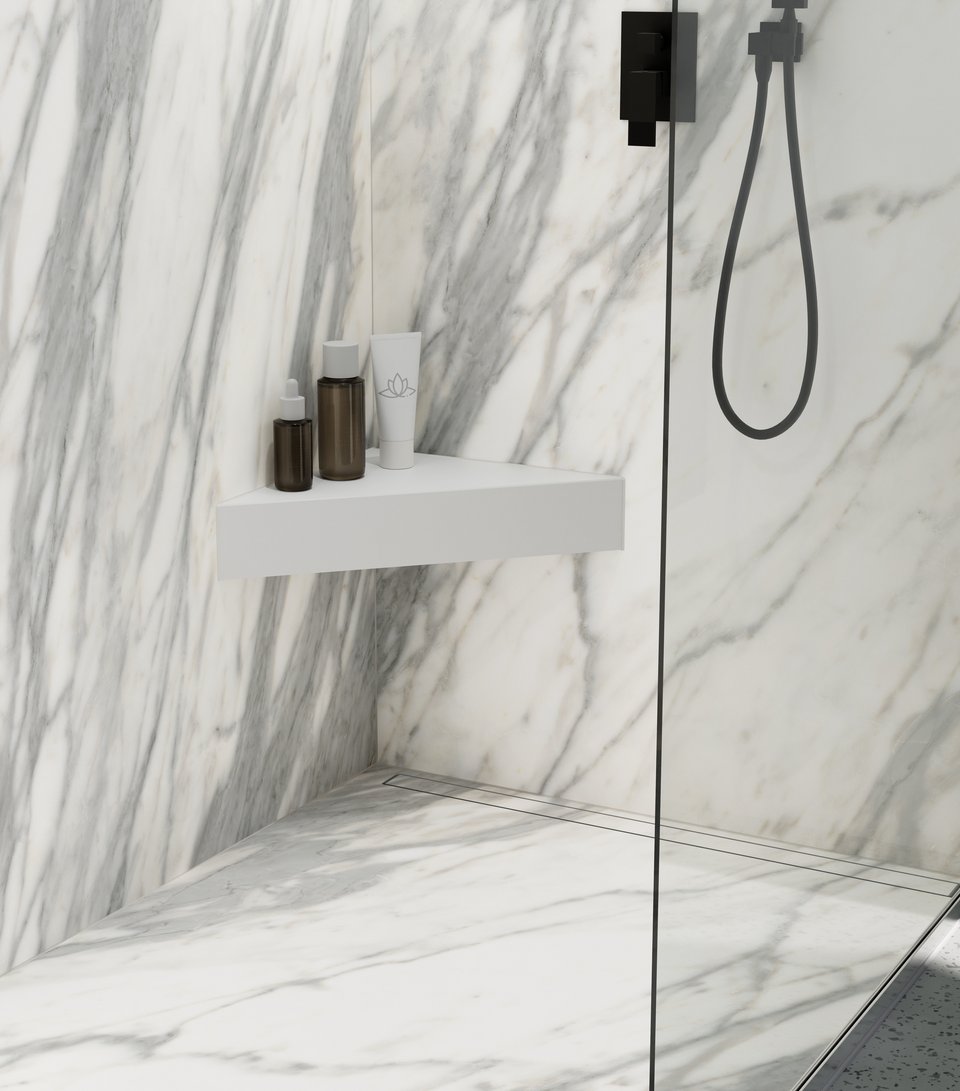 Duschbereich mit Designoberfläche ecksitz