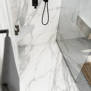 Dusche mit Linienentwässerung und Designoberfläche