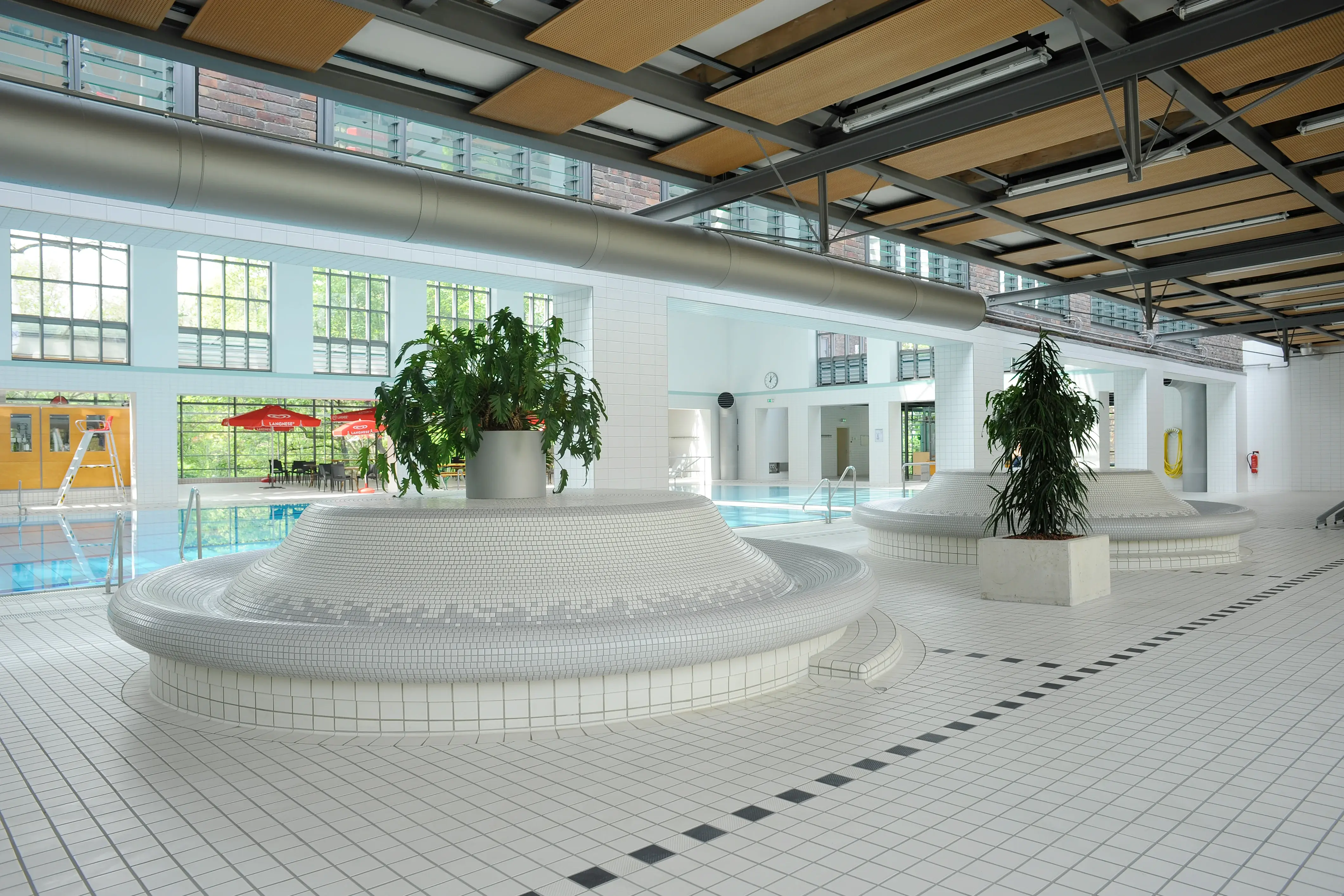 Stadtbad Schoeneberg Sanierung mit wedi Bauplatten und Sitzbaenke