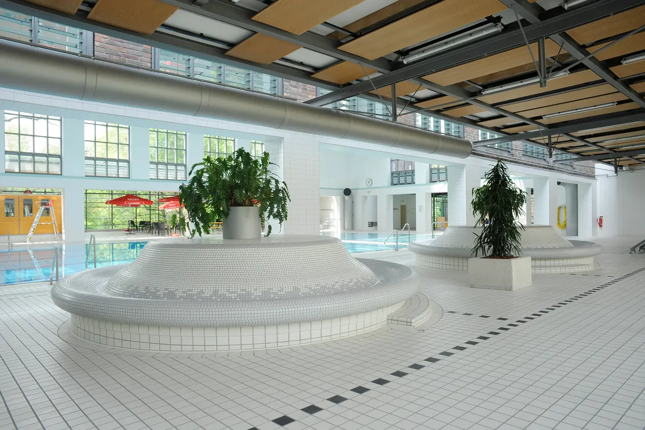 Stadtbad Schoeneberg Sanierung mit wedi Bauplatten und Sitzbaenke