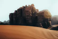 Eine Wüste mit Sanddünen.