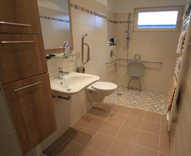 Wheelchair-friendly private bathroom (Fundo Primo, building board)