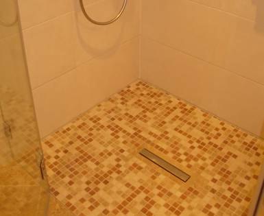 Bagno privato con doccia a filo pavimento, Berlino (Fundo Riofino)